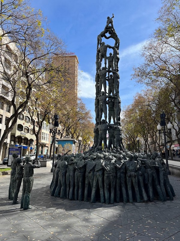Los Castellers monument